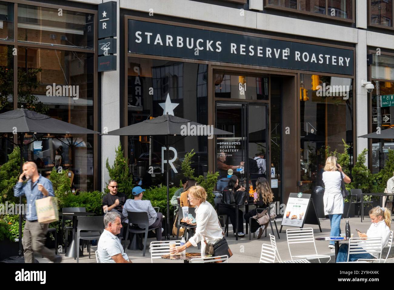 Starbucks Reserve Roastery ist ein Café/Restaurant/Souvenirladen im Stadtteil Chelsea in New York City, USA 2024 Stockfoto