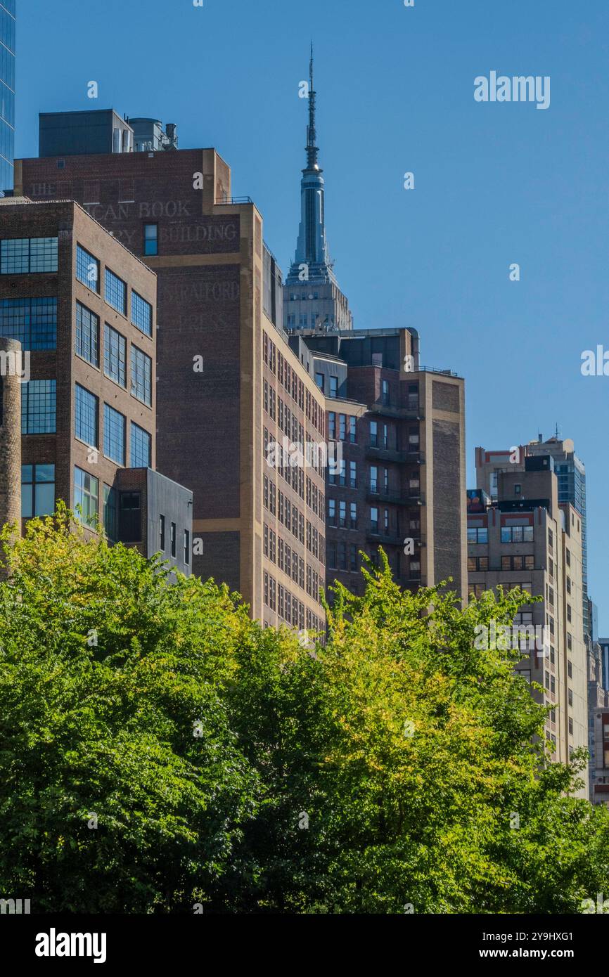 Eigentumswohnungen in der Nähe von Hudson Yards, von der Highline aus gesehen mit dem Empire State Building im Hintergrund, 2024, New York City, USA Stockfoto