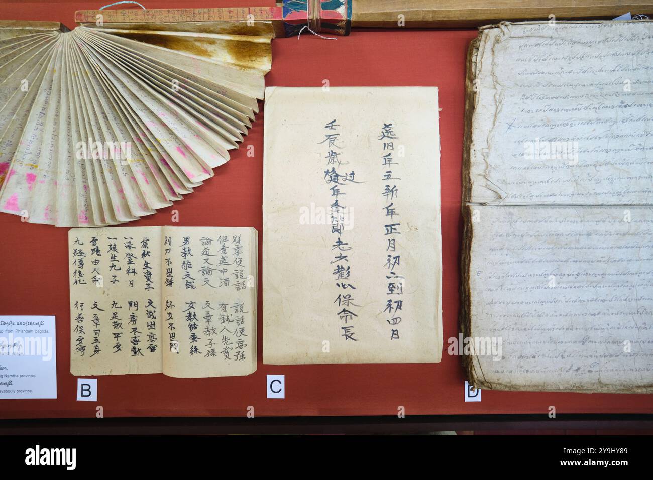 Detail der alten asiatischen Schrift, ein Fan, Text. Im Kayson Phomvihan Museum des kommunistischen Führers in Vientiane, Laos. Stockfoto