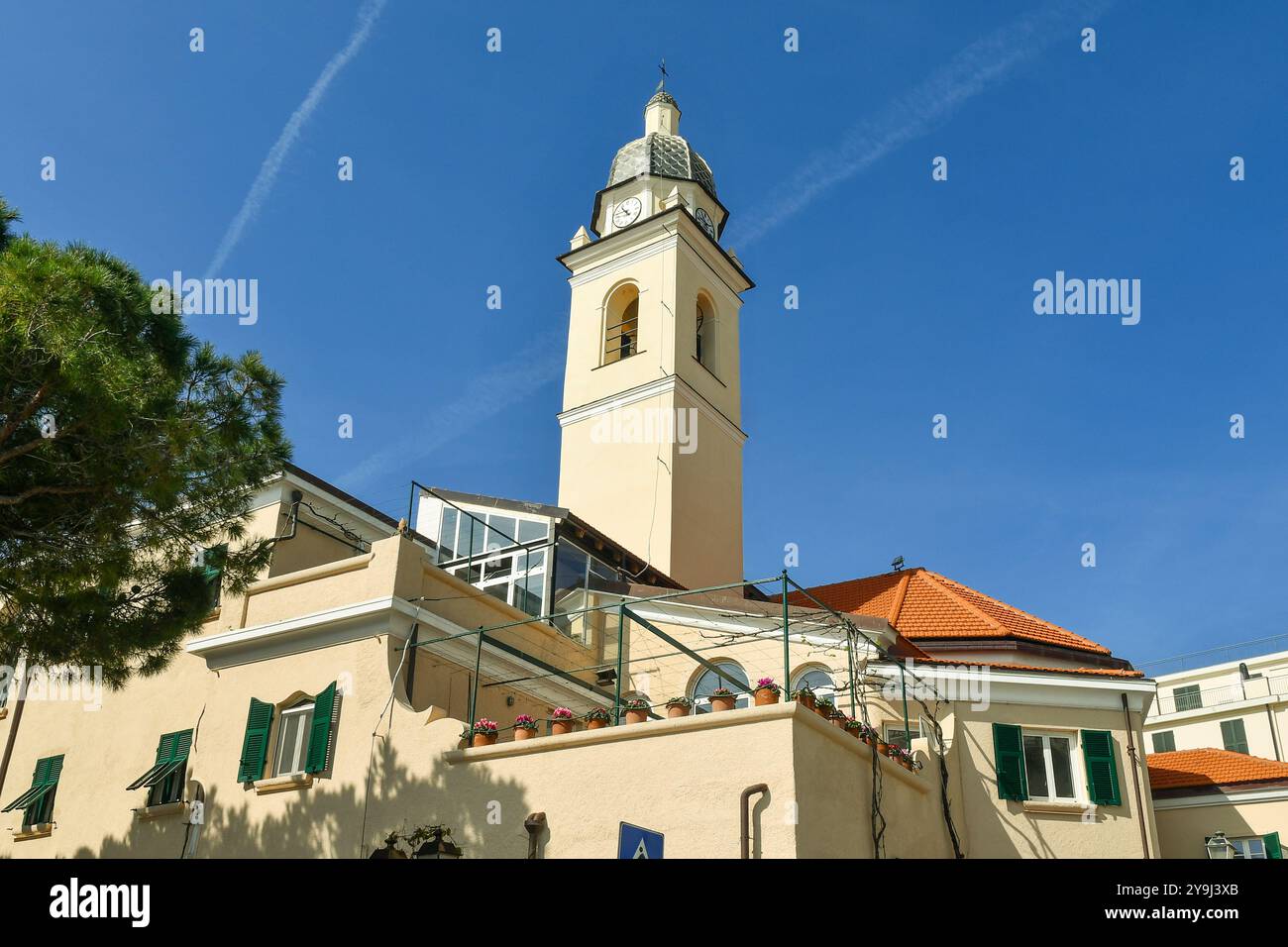 Flacher Blick auf die Rückseite der Kirche Santa Maria Immacolata mit Gartenterrassen, Alassio, Savona, Ligurien, Italien Stockfoto