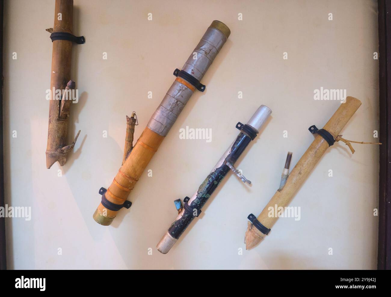 Verschiedene hausgemachte Pfeifen zum Rauchen illegaler Drogen, Heroin, Opium. Im Volksmuseum in Vientiane, Laos. Stockfoto