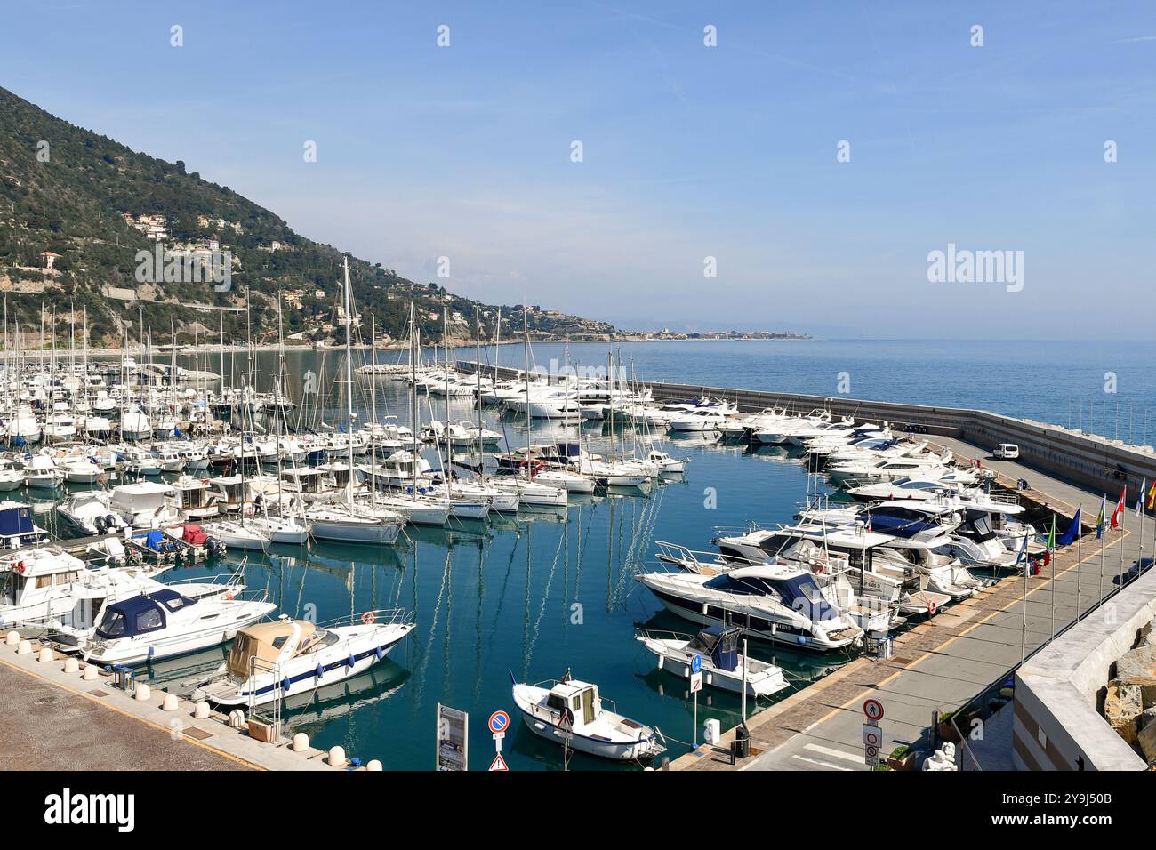 Erhöhter Blick auf den Hafen von Luca Ferrari, einen kleinen Yachthafen am Ufer des berühmten Ferienorts an der Riviera von Ponente, Alassio, Ligurien, Italien Stockfoto