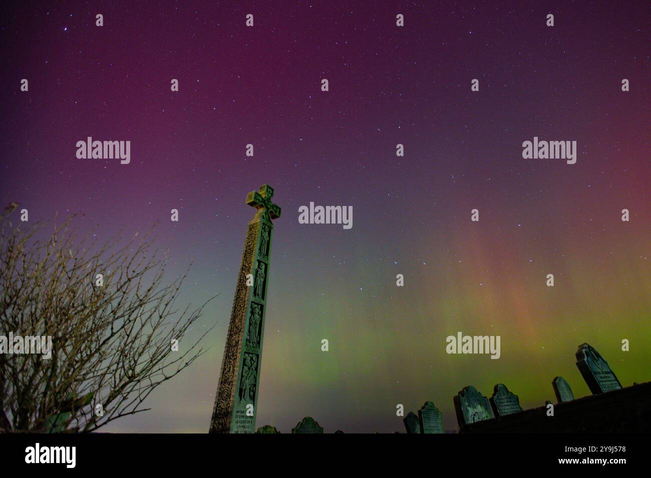 Nordlichter, auch bekannt als die Aurora Borealis scheint über Whitby Harbour, Whitby, Vereinigtes Königreich, 10. Oktober 2024 (Foto: Alfie Cosgrove/News Images) Stockfoto