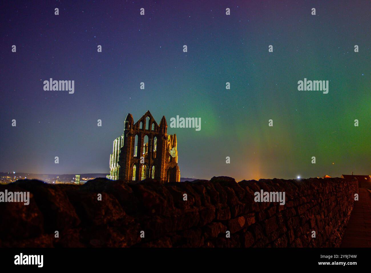 Nordlichter, auch bekannt als die Aurora Borealis, scheint über Whitby Harbour, Whitby, Großbritannien. Oktober 2024. (Foto: Alfie Cosgrove/News Images) in Whitby, Großbritannien am 10.10.2024. (Foto: Alfie Cosgrove/News Images/SIPA USA) Credit: SIPA USA/Alamy Live News Stockfoto