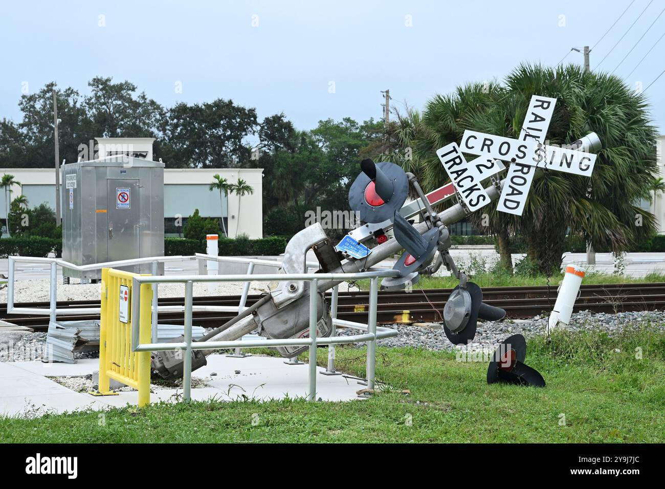 Ein Eisenbahnübergangsschild wurde während des Hurrikans Milton in Vero Beach, Florida, am Donnerstag, den 10. Oktober 2024 auf die Seite geworfen. Foto: Joe Marino/UPI Credit: UPI/Alamy Live News Stockfoto