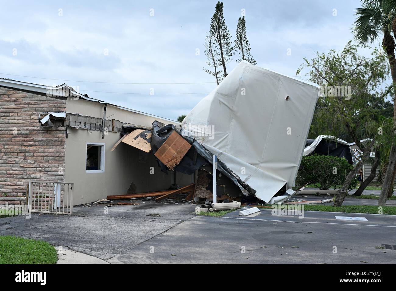 Parkdecken werden am Donnerstag, den 10. Oktober 2024, während des Hurrikans Milton in Vero Beach, Florida, vom angrenzenden Gebäude abgerissen. Foto: Joe Marino/UPI Credit: UPI/Alamy Live News Stockfoto