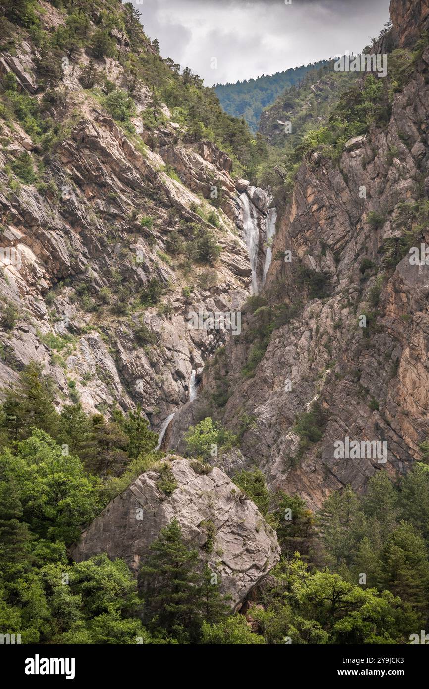 Wasserfall, der durch die zerklüfteten Felsklippen von Saint-Crépin in den französischen Alpen fließt Stockfoto