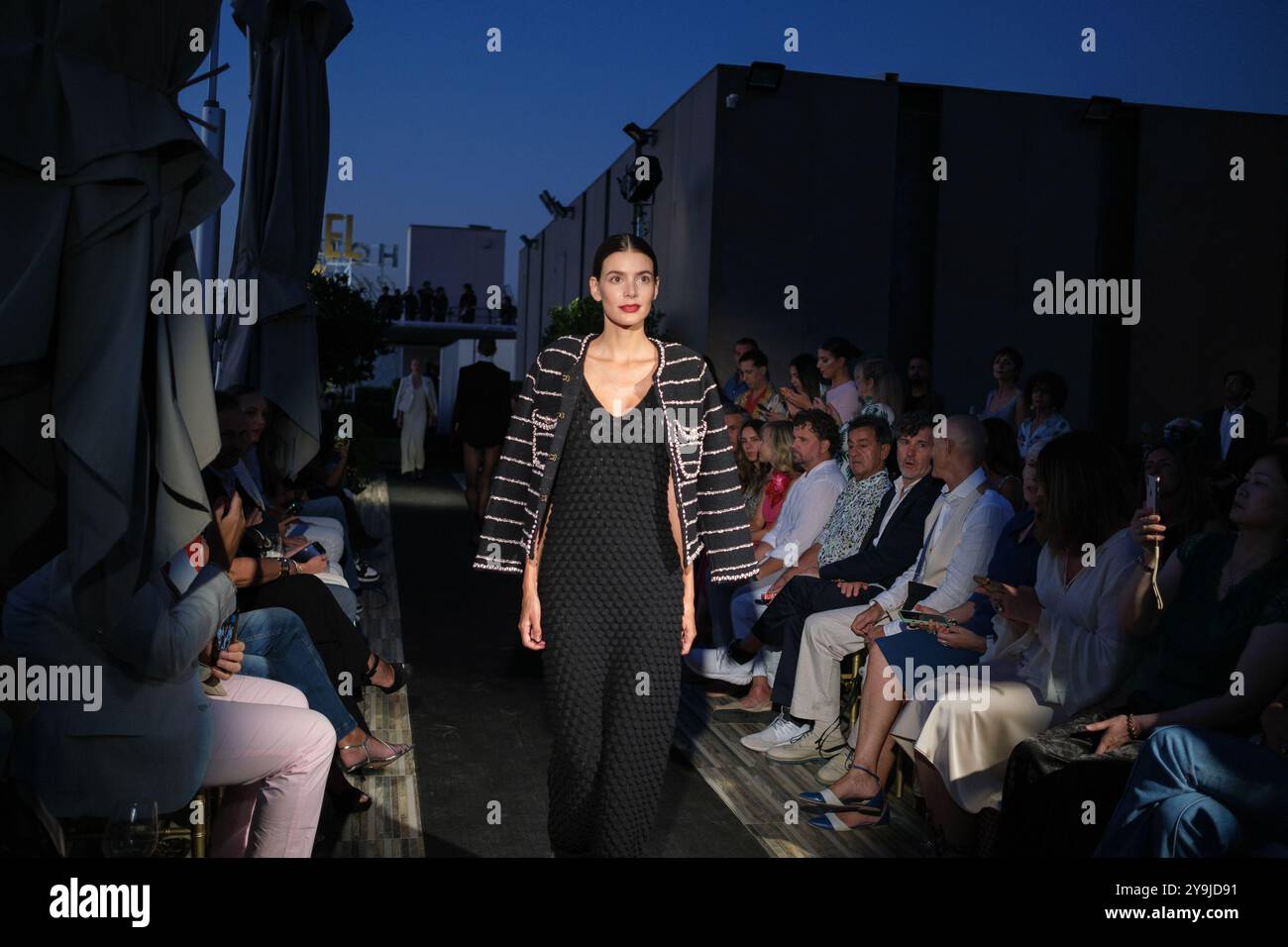 Während der Madrid Fashion Week in Serrania Belga, 9. September 2024, Spanien mit einem Design der Extreme Collection, läuft ein Model über den Laufsteg. Mit: Modell Wo: Madrid, Spanien Wann: 09 Sep 2024 Credit: Oscar Gonzalez/WENN Stockfoto