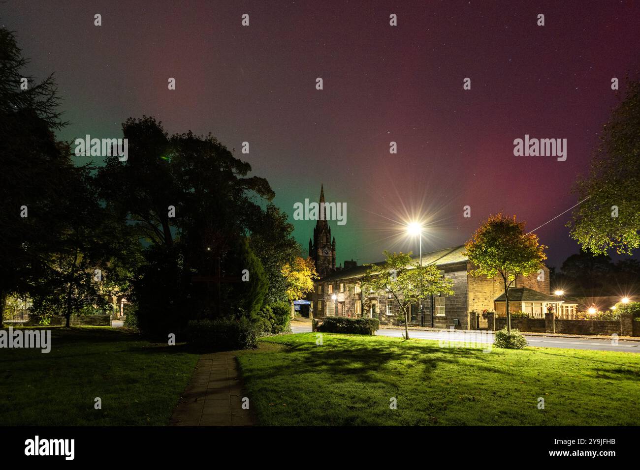 Burley in Wharfedale, Ilkley, West Yorkshire, Großbritannien. Oktober 2024. Northern Lights Over the Street Lights in Burley in Wharfedale, Ilkley, West Yorkshire Credit: Kay Roxby/Alamy Live News Stockfoto