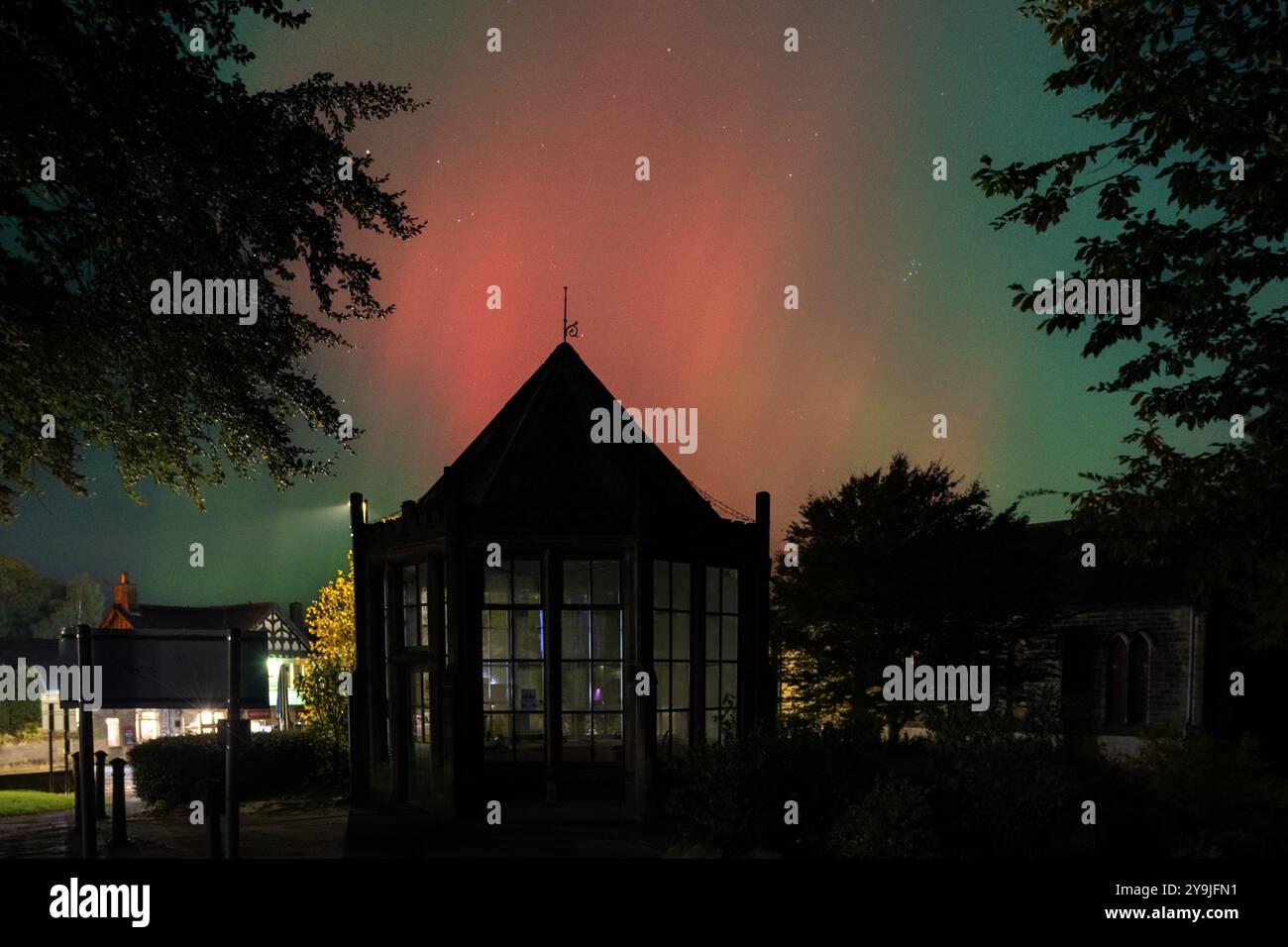 Burley in Wharfedale, Ilkley, West Yorkshire, Großbritannien. Oktober 2024. Northern Lights Over the Round House in Burley in Wharfedale, Ilkley, West Yorkshire Credit: Kay Roxby/Alamy Live News Stockfoto