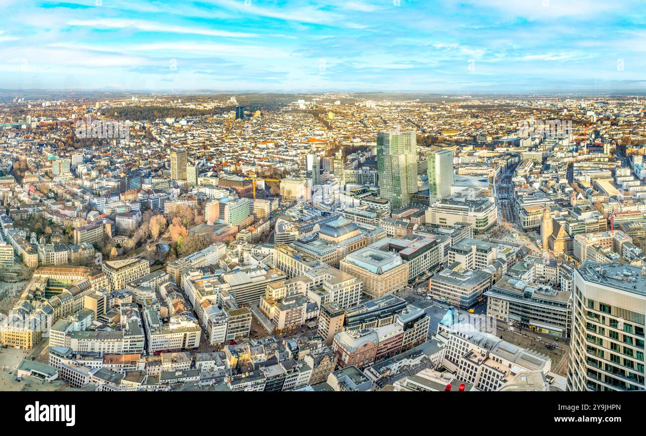 Frankfurt, Deutschland - 1. Februar 2024: Panoramablick auf die Skyline von Frankfurt mit Blick auf den Taunus. Stockfoto