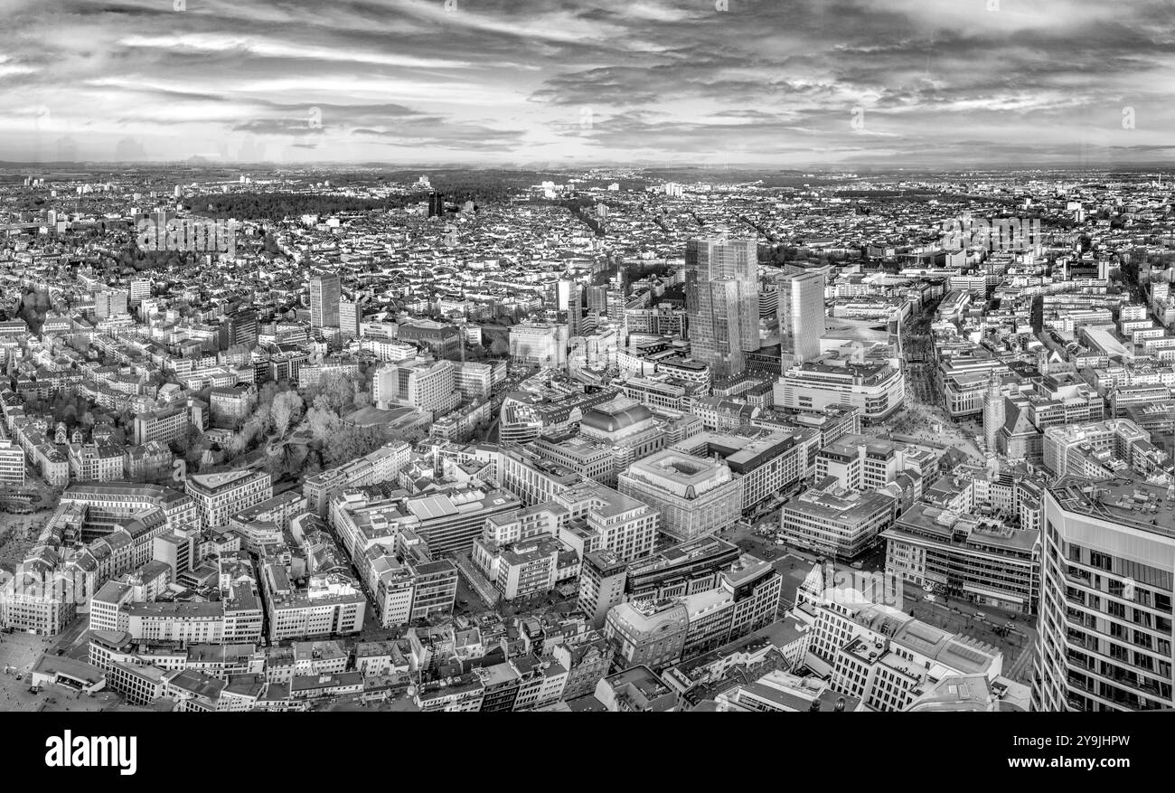 Frankfurt, Deutschland - 1. Februar 2024: Panoramablick auf die Skyline von Frankfurt mit Blick auf den Taunus. Stockfoto