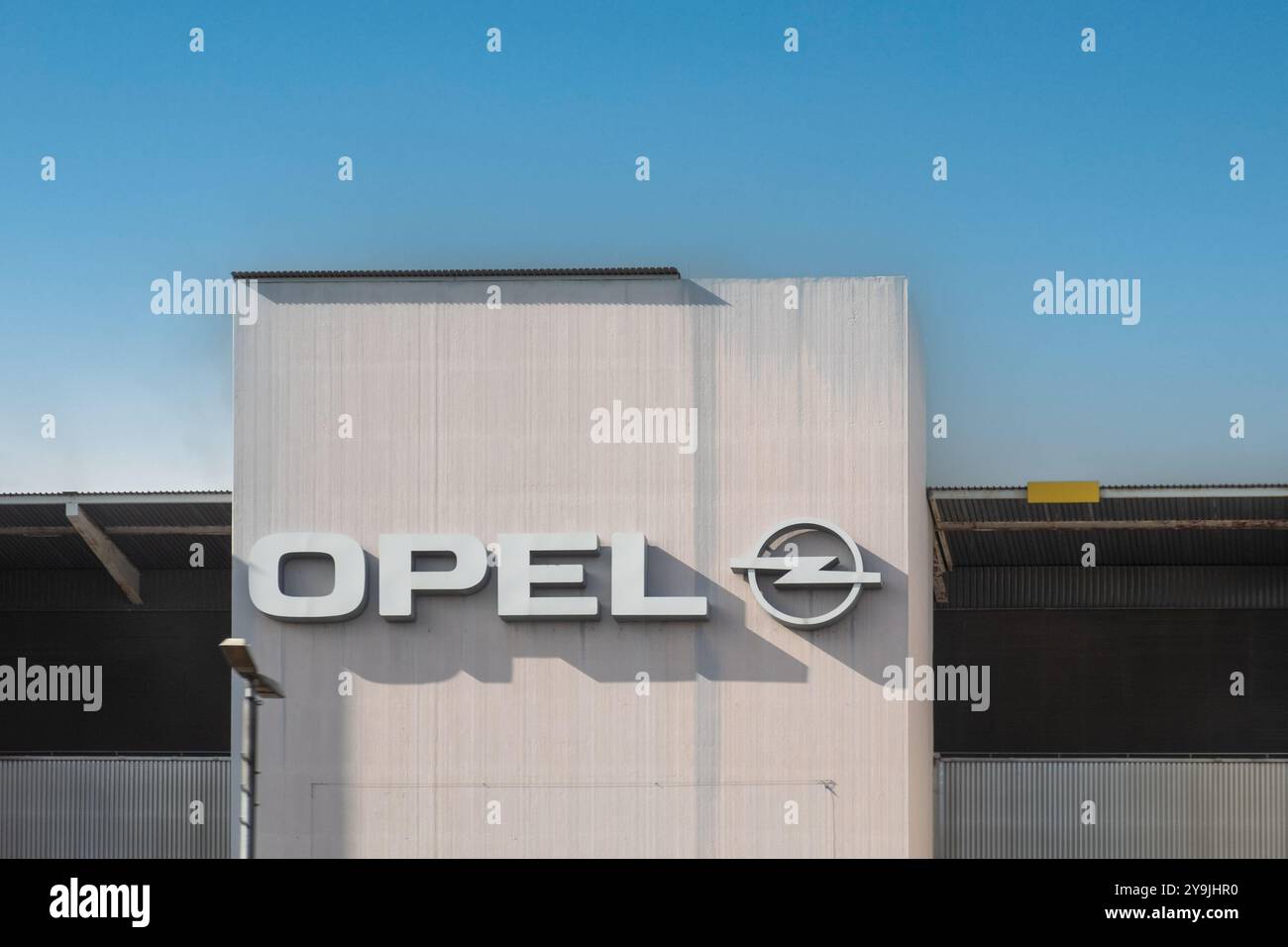 Rüsselsheim, Deutschland - 10. April 2024: Fassade der Opel-Werkshalle in Rüsselsheim. Stockfoto