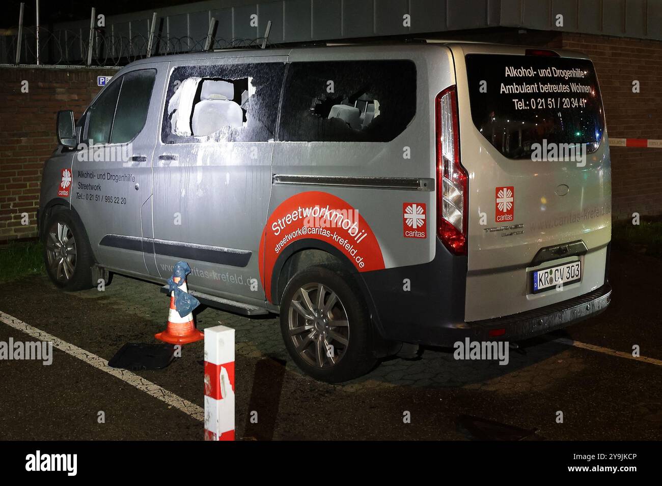 Krefeld, Deutschland. Oktober 2024. Ein Caritas-Minibus wurde bei einem Brandanschlag in Krefeld beschädigt. Die Polizei erschoss einen Verdächtigen im Foyer eines großen Kinos am Krefelder Hauptbahnhof. Es gab Brände an drei Orten in der Stadt, die vermutlich von dem Verdächtigen verursacht wurden. Quelle: David Young/dpa/Alamy Live News Stockfoto