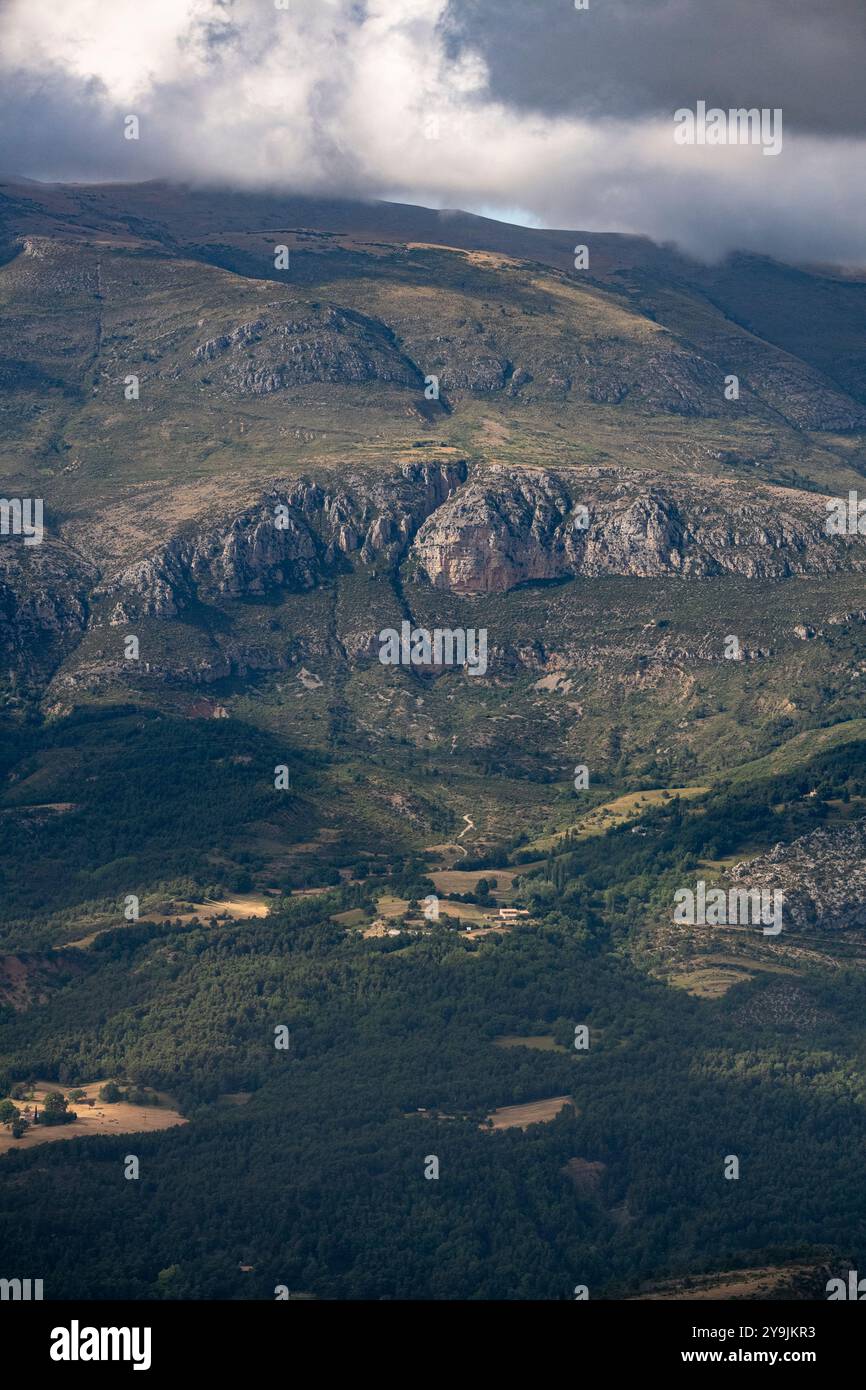 Weitläufiges Panorama der Verdon-Schlucht mit Blick auf die felsigen Klippen und grünen Täler Stockfoto