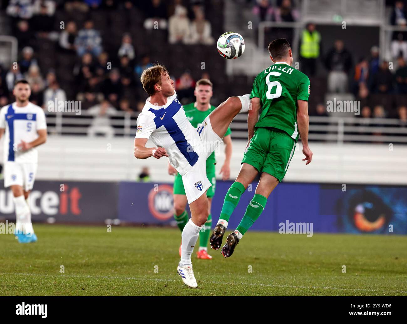 UEFA Nations League 2024/25 Liga B Gruppe B2 Finnland 1-2 Irland im Olympiastadion in Helsinki, Finnland, am 10. Oktober 2024. Rasmus Schller (Finnland) / Josh Cullen (Irland) Stockfoto