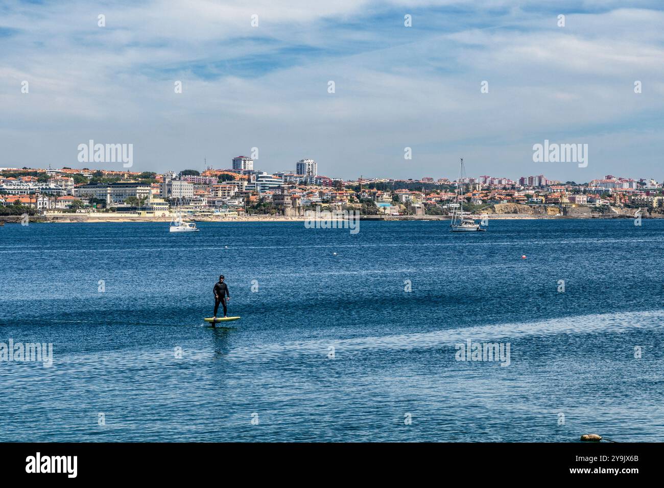 Estoril ist eine Stadt in der Zivilpfarrei Cascais an der portugiesischen Riviera, einem ehemaligen Ferienort, der dem Luxustourismus gewidmet ist und ein berühmtes Casino in Portugal hat Stockfoto