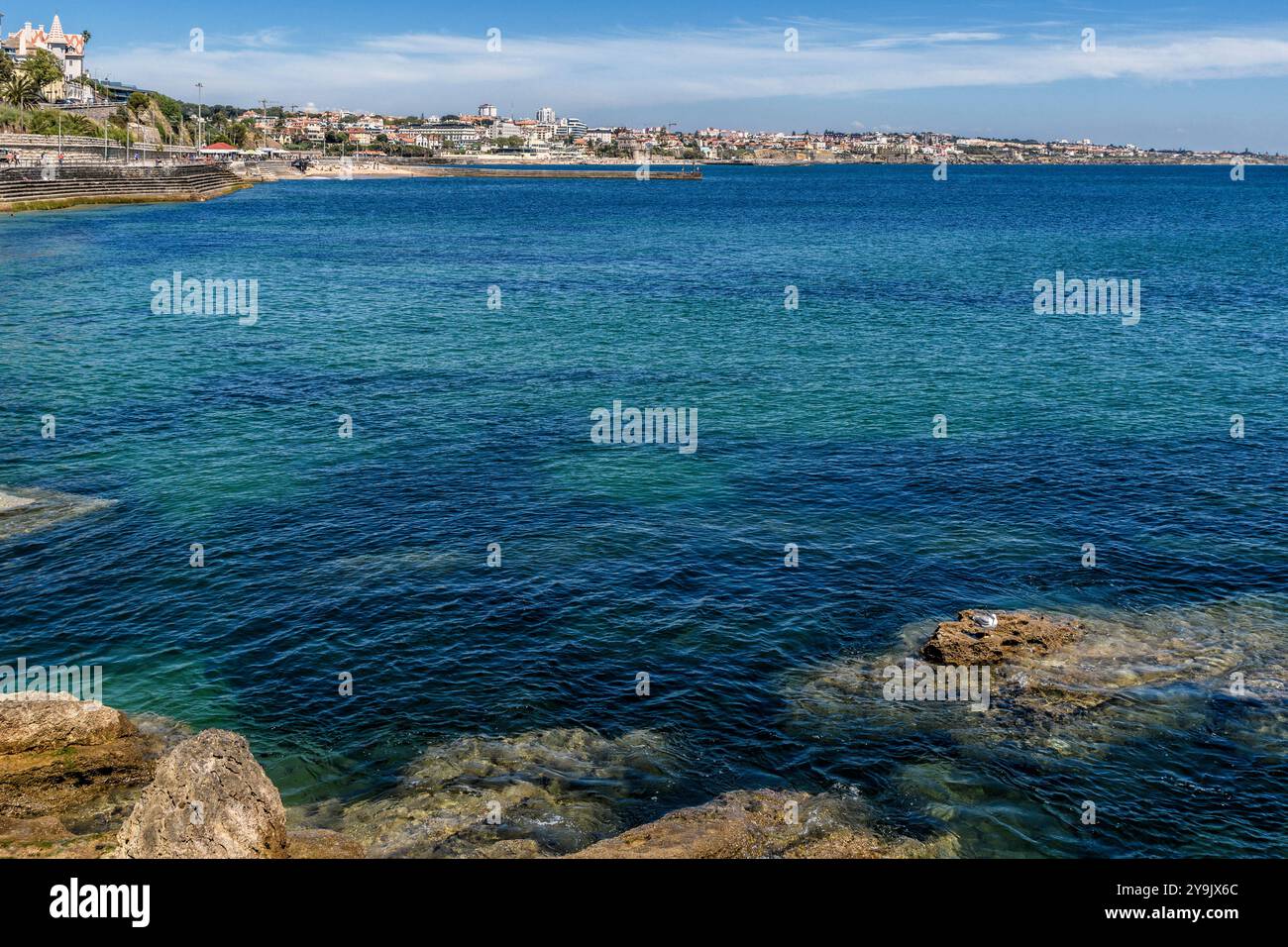 Estoril ist eine Stadt in der Zivilpfarrei Cascais an der portugiesischen Riviera, einem ehemaligen Ferienort, der dem Luxustourismus gewidmet ist und ein berühmtes Casino in Portugal hat Stockfoto
