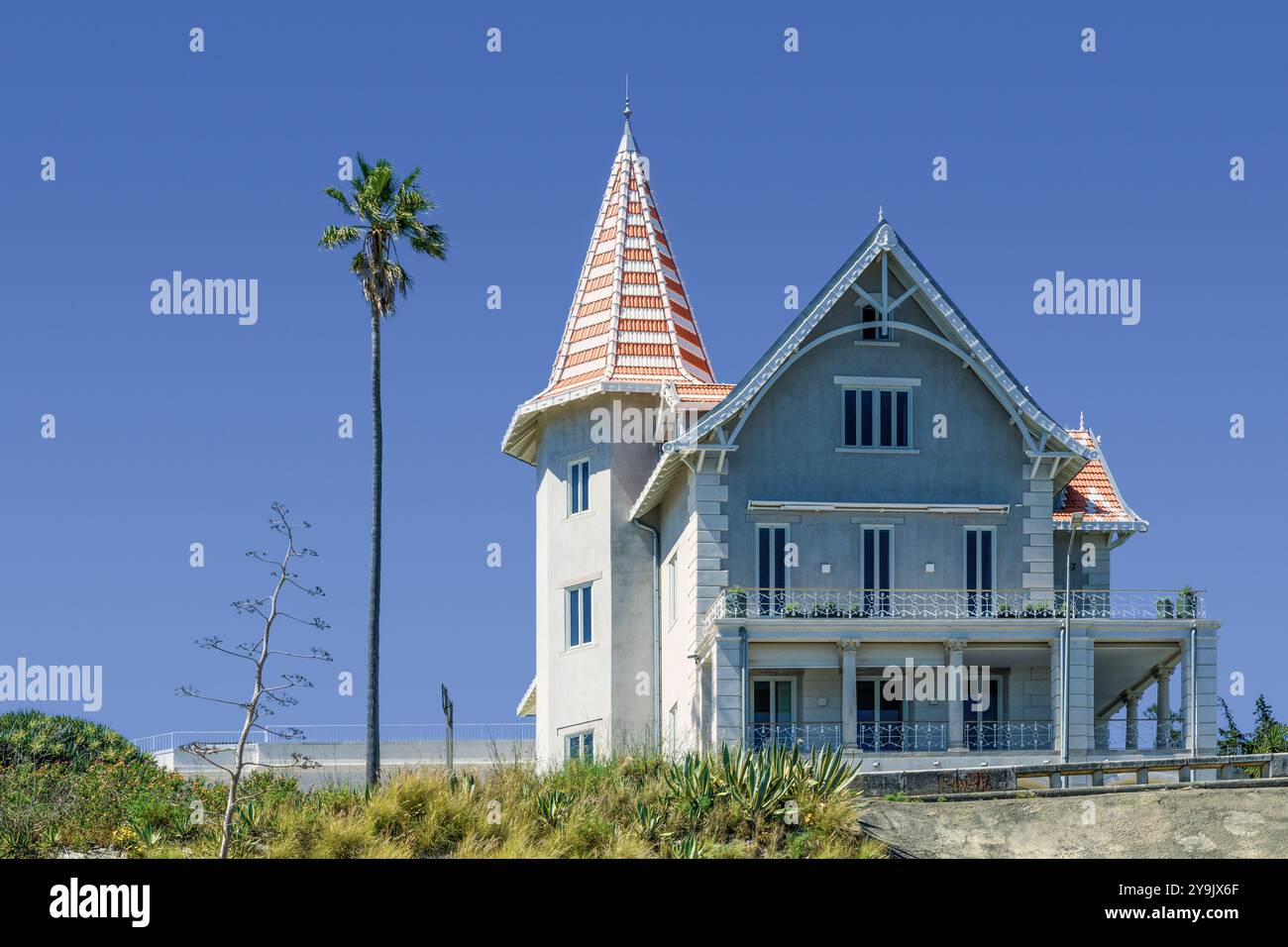 Estoril ist eine Stadt in der Zivilpfarrei Cascais an der portugiesischen Riviera, einem ehemaligen Ferienort, der dem Luxustourismus gewidmet ist und ein berühmtes Casino in Portugal hat Stockfoto