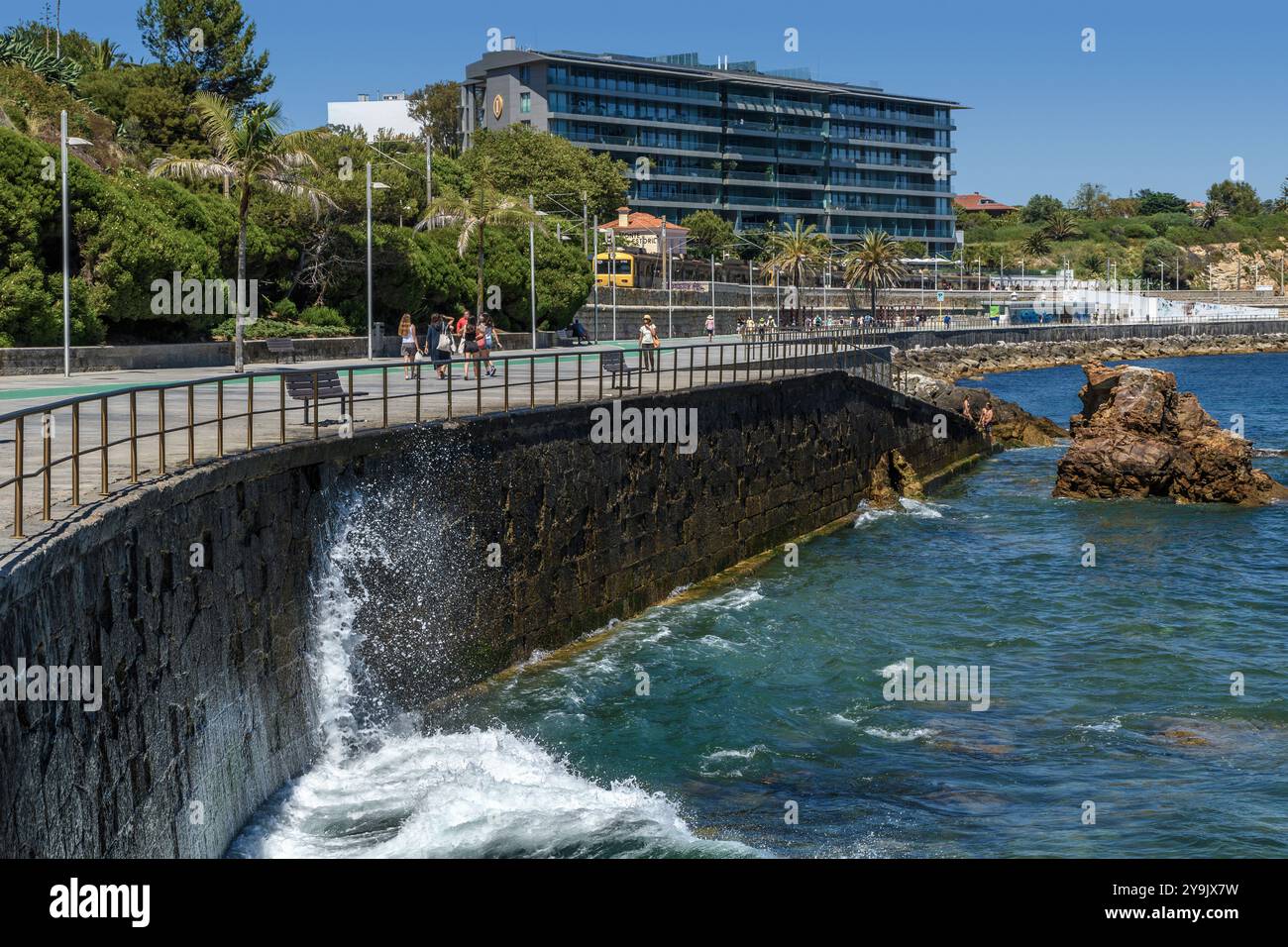 Estoril ist eine Stadt in der Zivilpfarrei Cascais an der portugiesischen Riviera, einem ehemaligen Ferienort, der dem Luxustourismus gewidmet ist und ein berühmtes Casino in Portugal hat Stockfoto