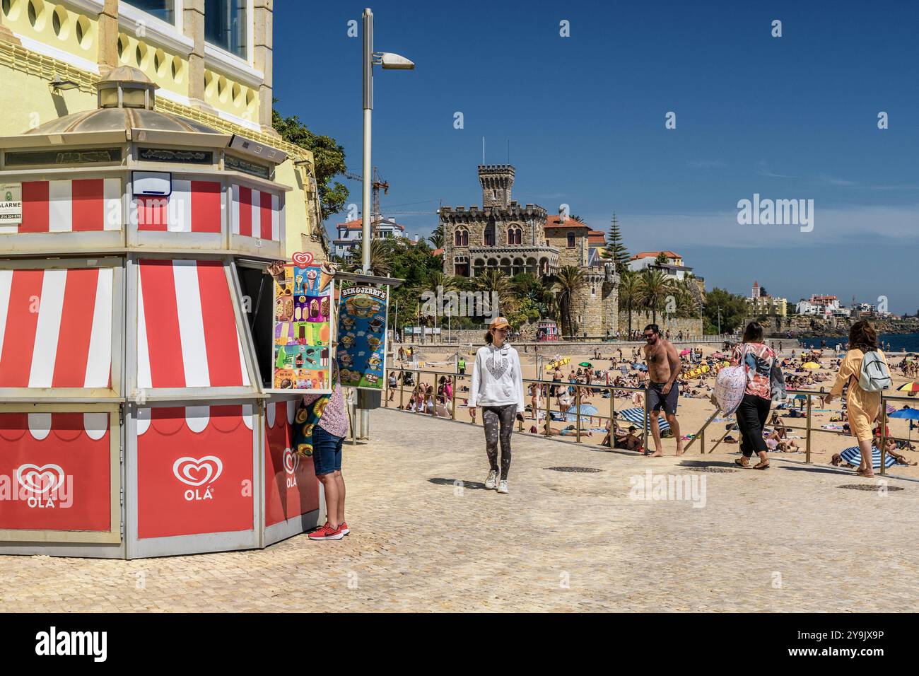 Estoril ist eine Stadt in der Zivilpfarrei Cascais an der portugiesischen Riviera, einem ehemaligen Ferienort, der dem Luxustourismus gewidmet ist und ein berühmtes Casino in Portugal hat Stockfoto