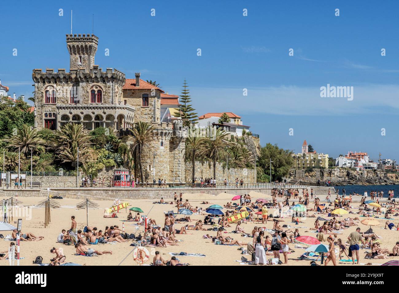 Estoril ist eine Stadt in der Zivilpfarrei Cascais an der portugiesischen Riviera, einem ehemaligen Ferienort, der dem Luxustourismus gewidmet ist und ein berühmtes Casino in Portugal hat Stockfoto