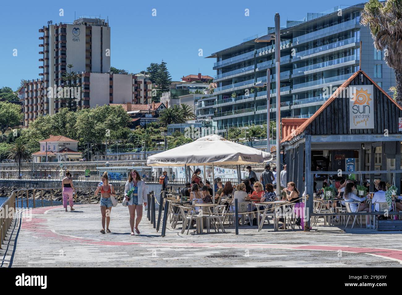 Estoril ist eine Stadt in der Zivilpfarrei Cascais an der portugiesischen Riviera, einem ehemaligen Ferienort, der dem Luxustourismus gewidmet ist und ein berühmtes Casino in Portugal hat Stockfoto