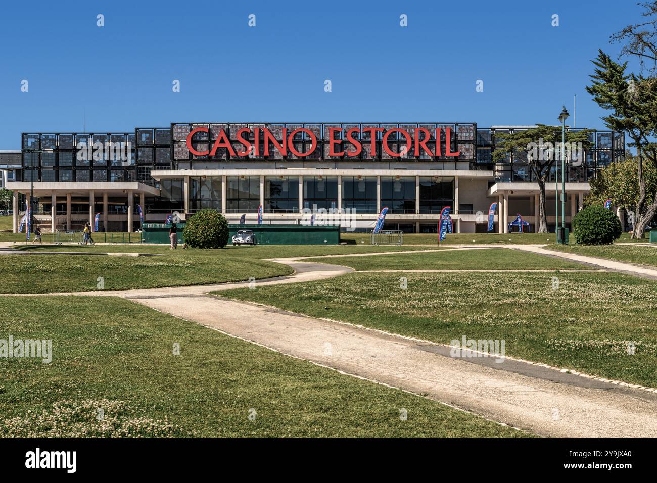 Estoril ist eine Stadt in der Zivilpfarrei Cascais an der portugiesischen Riviera, einem ehemaligen Ferienort, der dem Luxustourismus gewidmet ist und ein berühmtes Casino in Portugal hat Stockfoto
