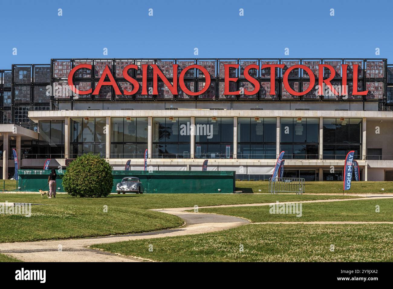 Estoril ist eine Stadt in der Zivilpfarrei Cascais an der portugiesischen Riviera, einem ehemaligen Ferienort, der dem Luxustourismus gewidmet ist und ein berühmtes Casino in Portugal hat Stockfoto