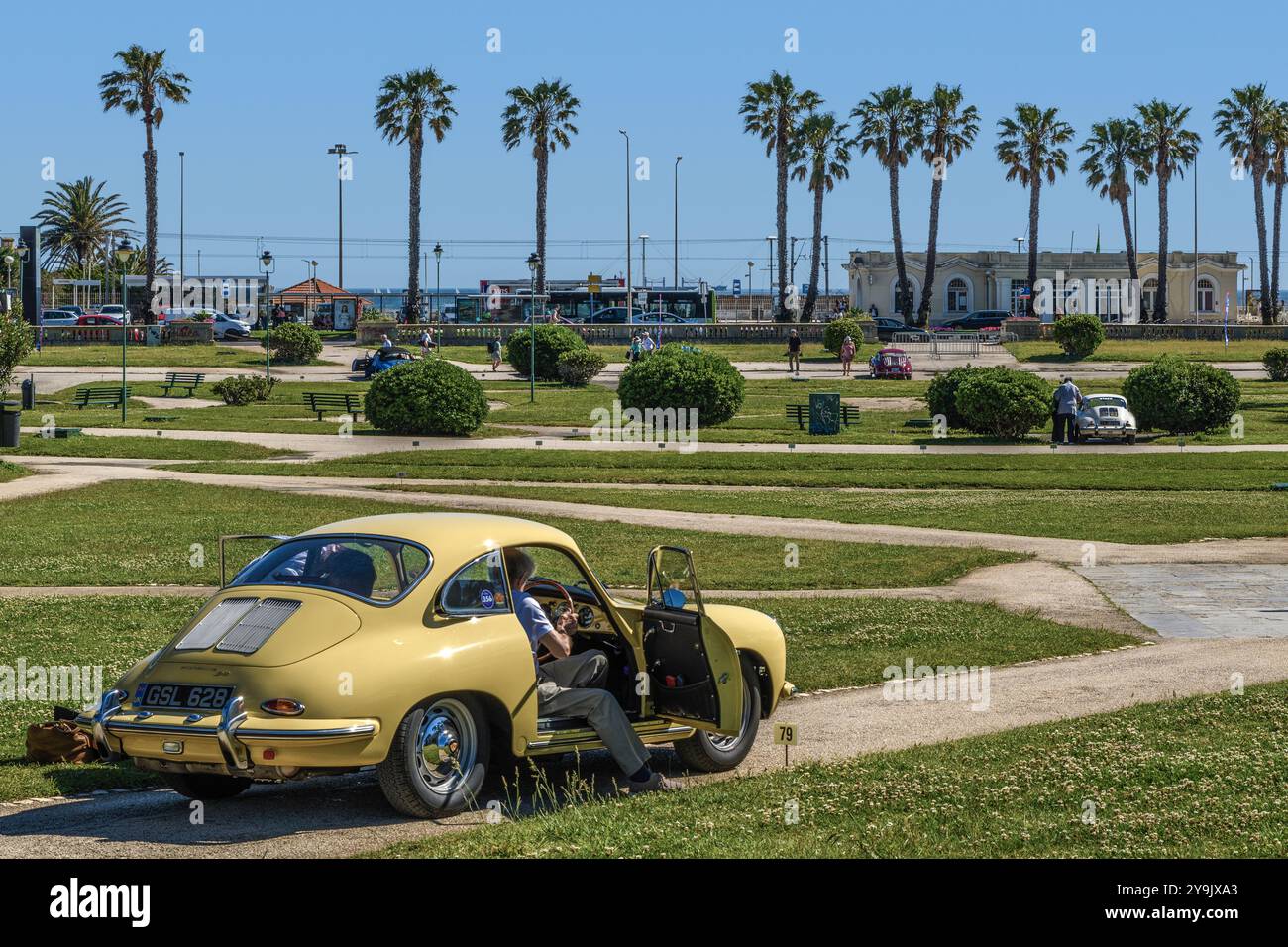 Estoril ist eine Stadt in der Zivilpfarrei Cascais an der portugiesischen Riviera, einem ehemaligen Ferienort, der dem Luxustourismus gewidmet ist und ein berühmtes Casino in Portugal hat Stockfoto