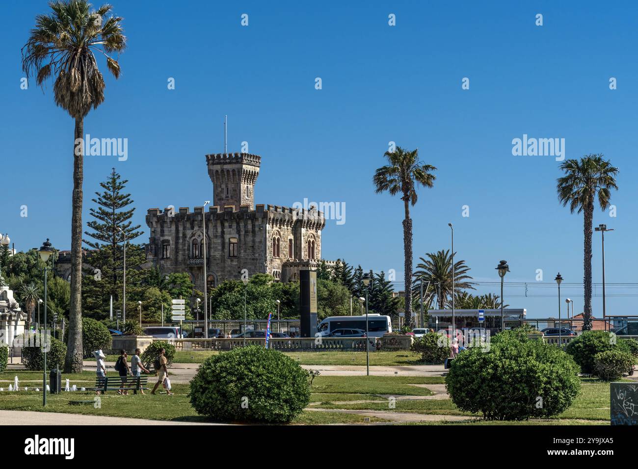 Estoril ist eine Stadt in der Zivilpfarrei Cascais an der portugiesischen Riviera, einem ehemaligen Ferienort, der dem Luxustourismus gewidmet ist und ein berühmtes Casino in Portugal hat Stockfoto
