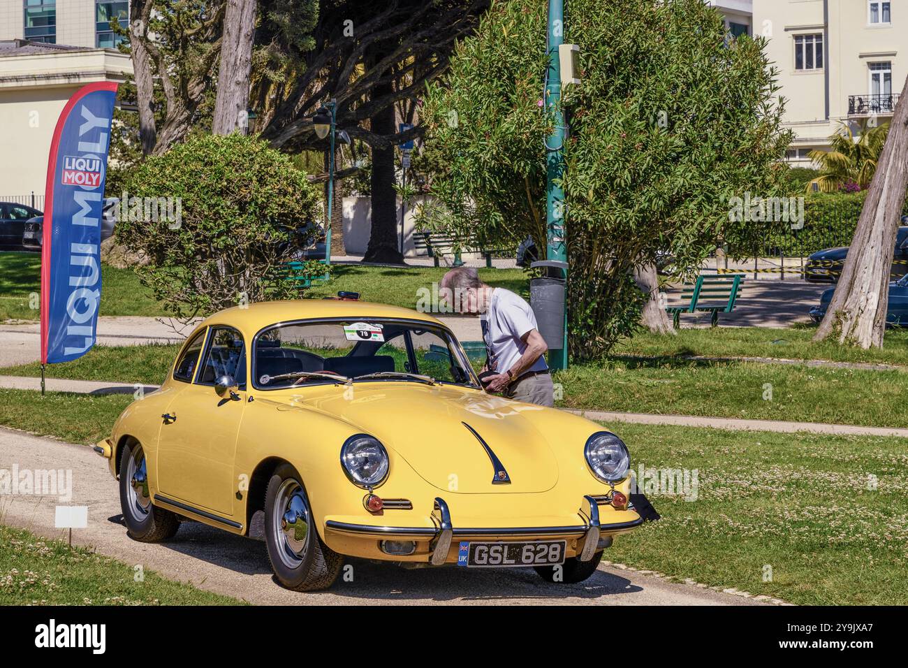 Estoril ist eine Stadt in der Zivilpfarrei Cascais an der portugiesischen Riviera, einem ehemaligen Ferienort, der dem Luxustourismus gewidmet ist und ein berühmtes Casino in Portugal hat Stockfoto