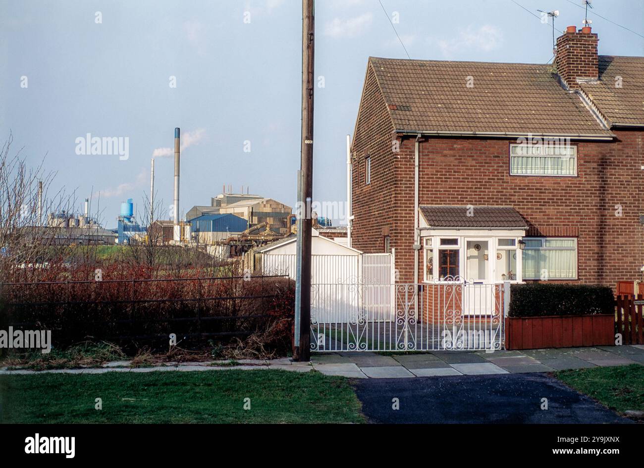 Ende des Terrassenhauses und in der Nähe der Chemiefabrik, Widnes, Cheshire, Großbritannien Stockfoto