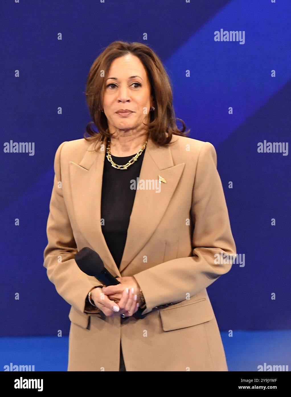 Las Vegas, USA. Oktober 2024. Vizepräsidentin und Kandidat der Demokratischen Partei für Präsident Kamala Harris nimmt am 10. Oktober 2024 in Las Vegas, Nevada, an der Noticias Univision - Destino 2024 Town Hall im Cox Pavilion der UNLV Teil. Foto: Casey Flanigan/imageSPACE Credit: Imagespace/Alamy Live News Stockfoto