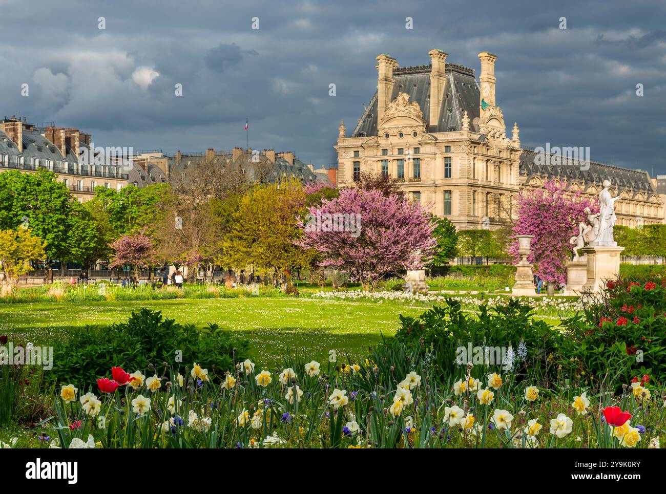 Szene aus den Tuilerien mit Blumen im Vordergrund, Statuen und Architektur im Hintergrund während des Frühlings in Paris, Frankreich. Stockfoto