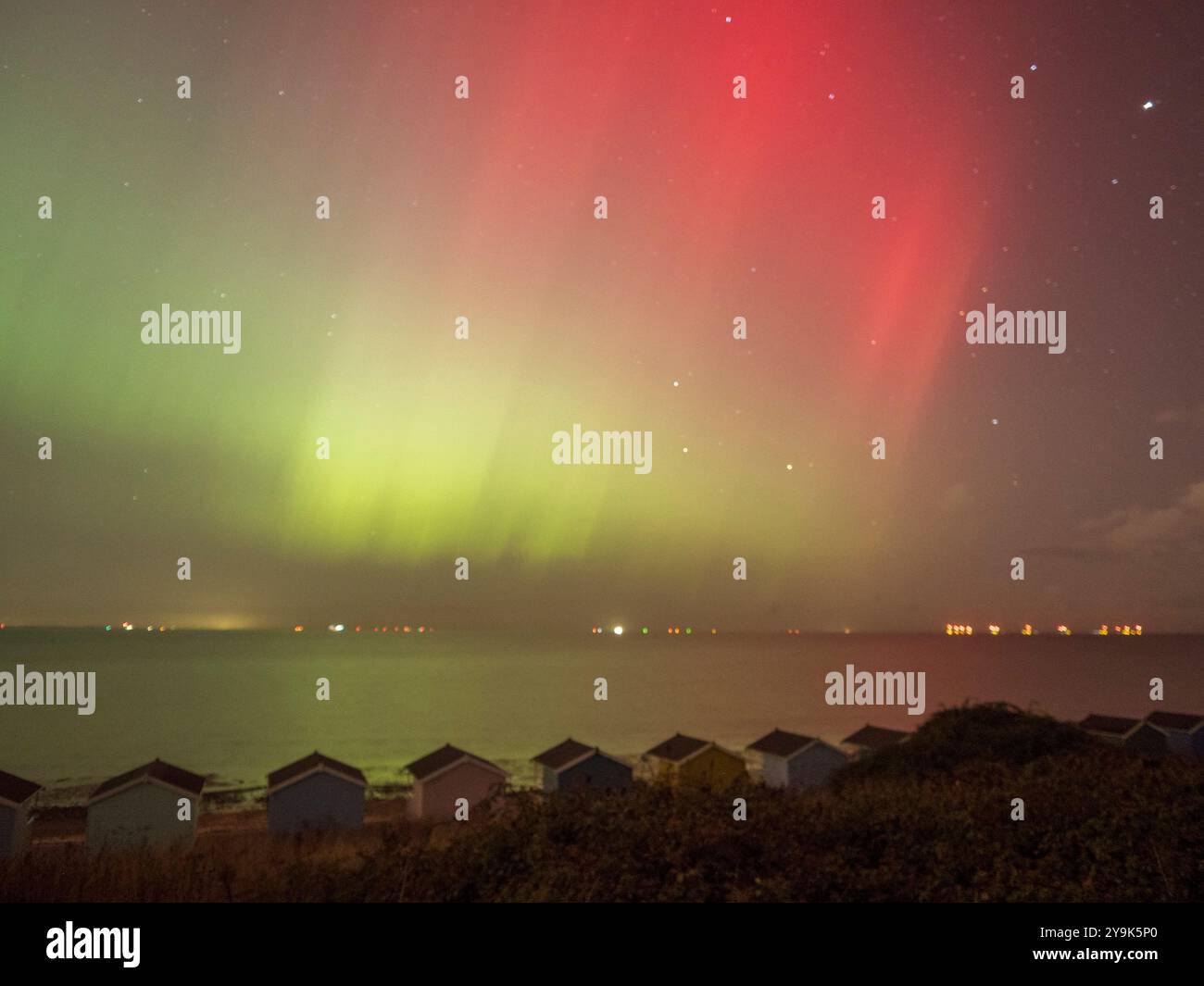 Minster on Sea, Kent, Großbritannien. Oktober 2024. Wetter in Großbritannien: Eine atemberaubende Darstellung der Nordlichter (aurora borealis), die in Minster on Sea, Kent zu sehen ist, als G4 geomagnetischer Sturm die Erde von Donnerstag Abend bis Freitag Morgen traf. Quelle: James Bell/Alamy Live News Stockfoto