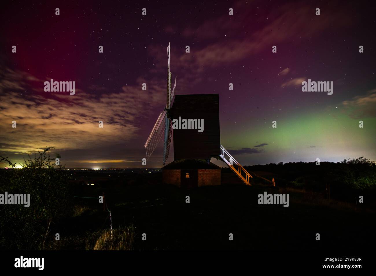 Die spektakuläre Aurora Borealis erleuchtet den Himmel in einem Großteil Großbritanniens. Die Nordlichter sind sichtbar über der Brill Windmill im Buckinghamshire Dorf Brill, 10. Oktober 2024, Großbritannien Stockfoto