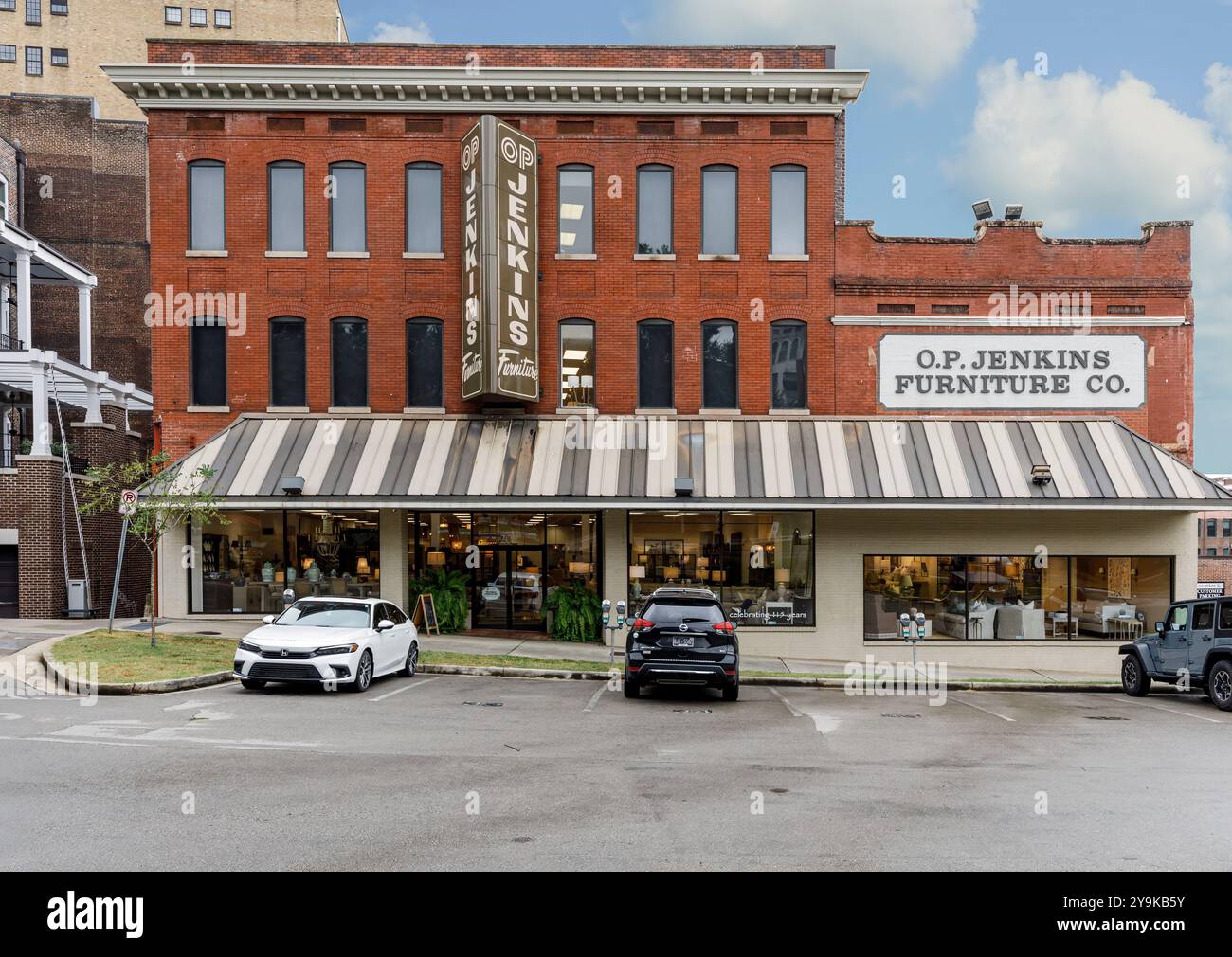 Knoxville, TN, USA – September 17. August 2024: Jenkins Möbelgeschäft wurde eröffnet und bleibt seit 1907 in der Familie Jenkins. Summit Hill Drive. Stockfoto