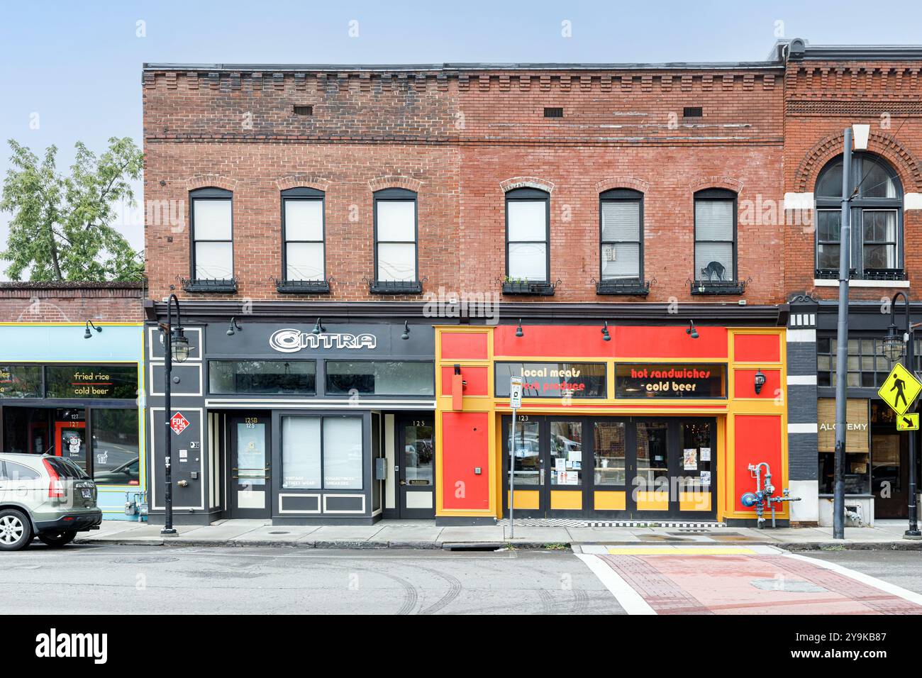 Knoxville, TN, USA – September 17, 2024: Historische Gebäude in der Altstadt an der Central Street, heute Contra Vintage Shop, Red Panda Grocery, Stockfoto