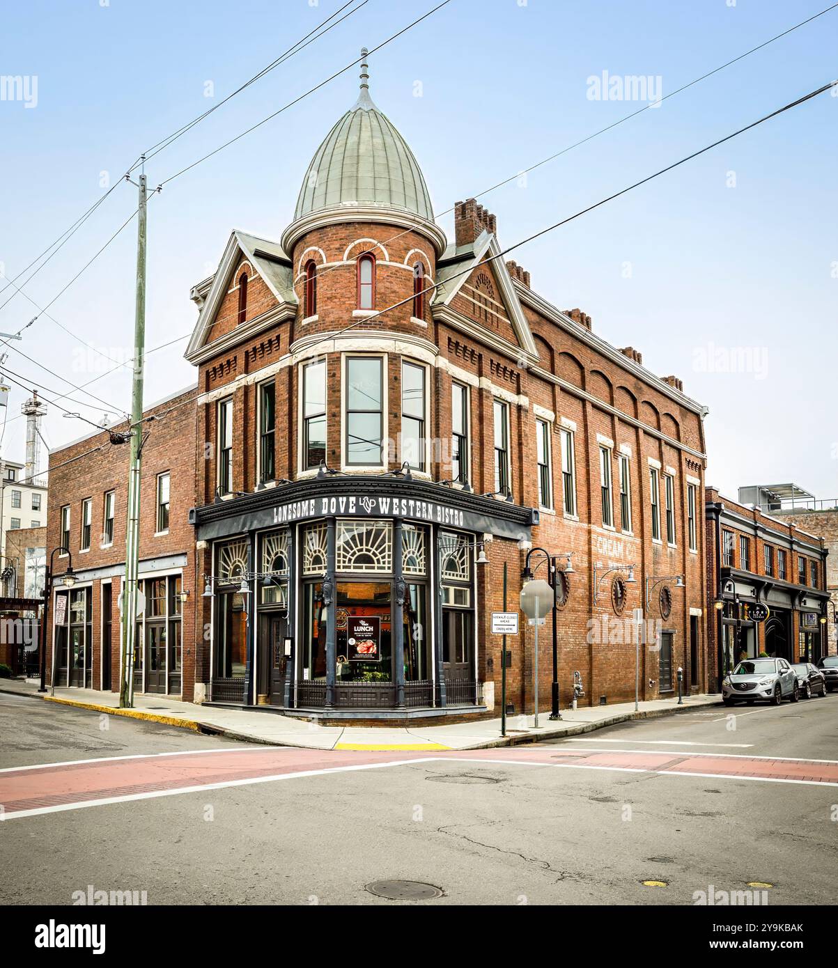 Knoxville, TN, USA – September 17, 2024: Das Lonesome Dove Western Bistro in Jackson und Central in der Altstadt. Stockfoto