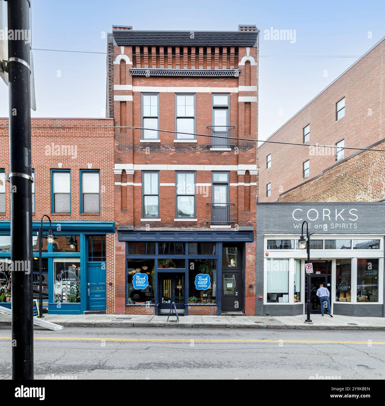 Knoxville, TN, USA – September 17, 2024: 3 angeschlossene Geschäftsgebäude in der Altstadt, in denen Corks Wine and Spirits, Good Golly Tamale untergebracht sind. Stockfoto
