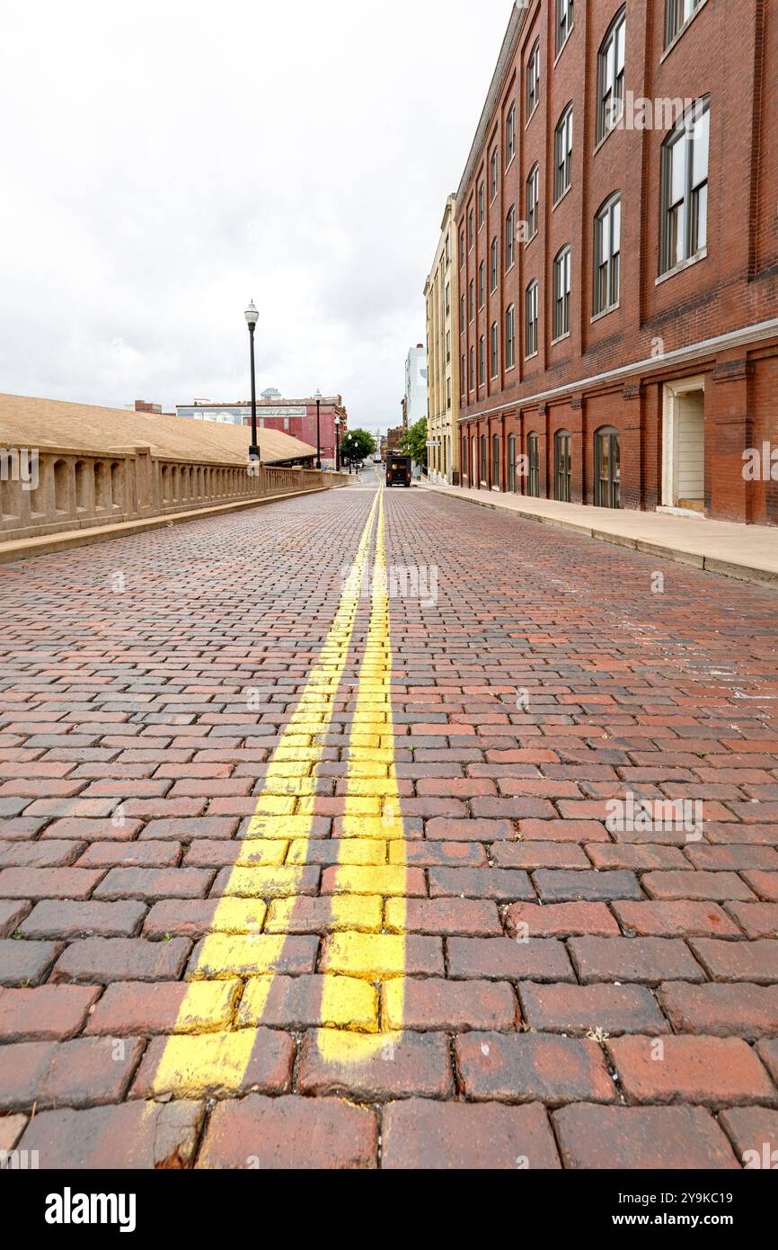 Knoxville, TN, USA – September 17. 2024: Flacher Blick auf den ersten Abschnitt der West Jackson Ave., der noch in Ziegelsteinen gepflastert ist. Stockfoto
