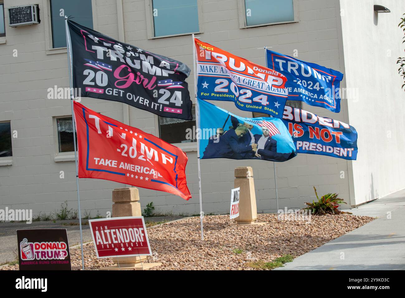 Red Wing, Minnesota. Eine Gruppe von Trump-Fahnen, die im Wind wehen, mit Schildern. Stockfoto