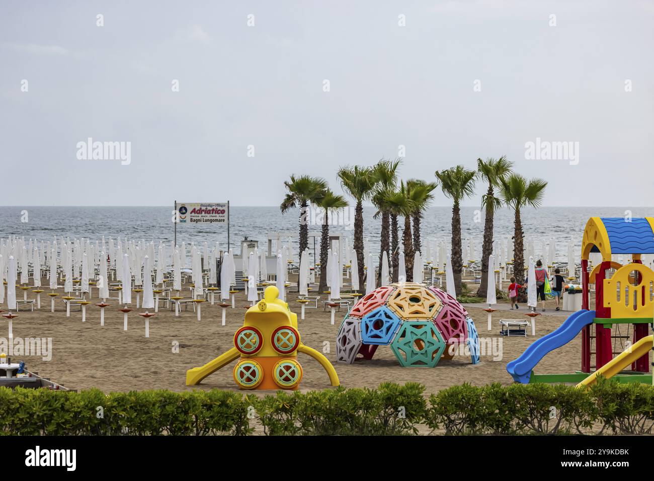 Bagni Lungomare, Chioggia. Badestrand an der Adria bei schlechtem Wetter. Alle Liegestühle sind kostenlos. Chioggia, Veneto, Italien, Europa Stockfoto