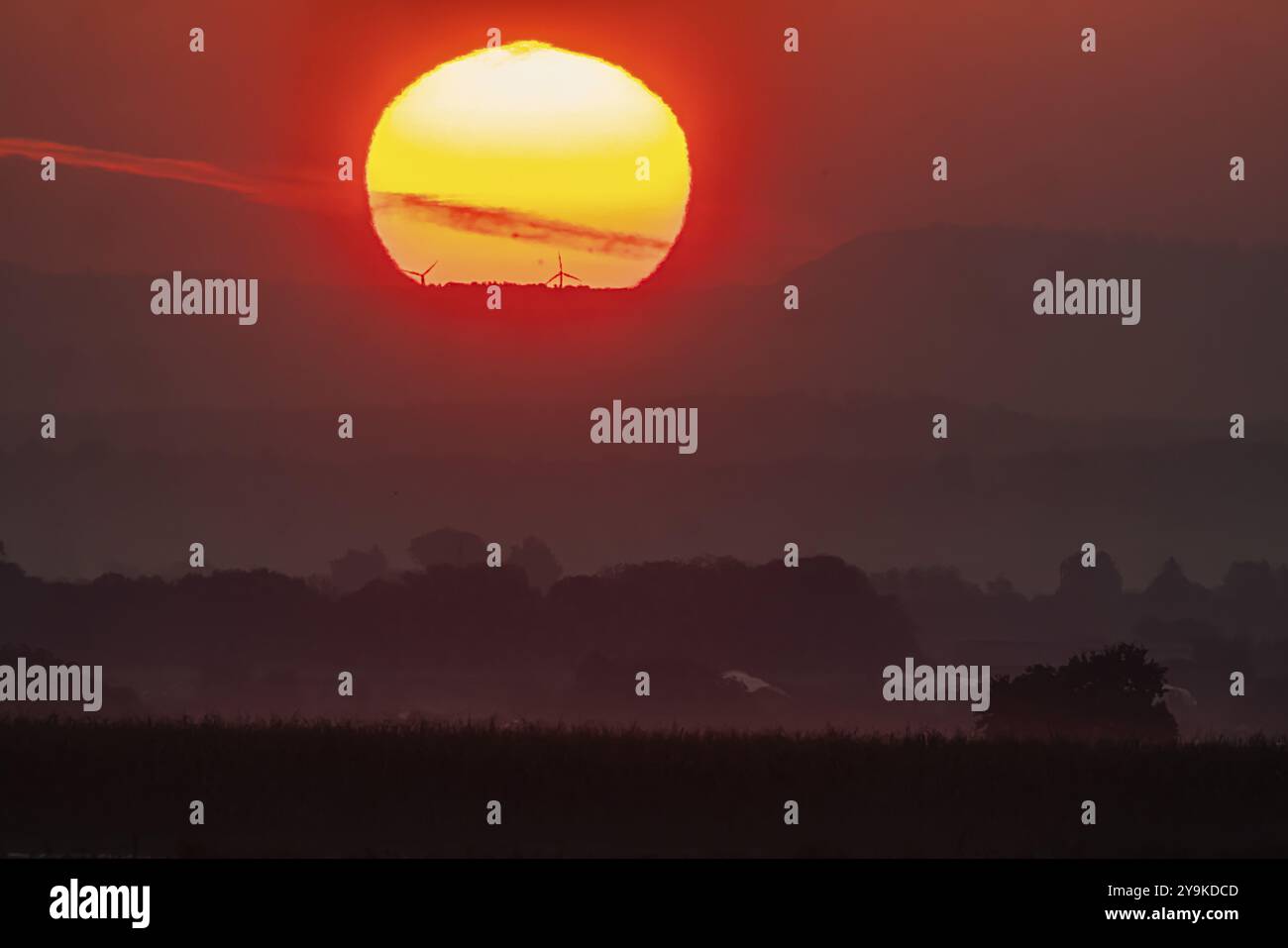 Sonnenaufgang, im Hintergrund die Berge der Schwäbischen Alb mit Windrädern. Stuttgart, Baden-Württemberg, Deutschland, Europa Stockfoto
