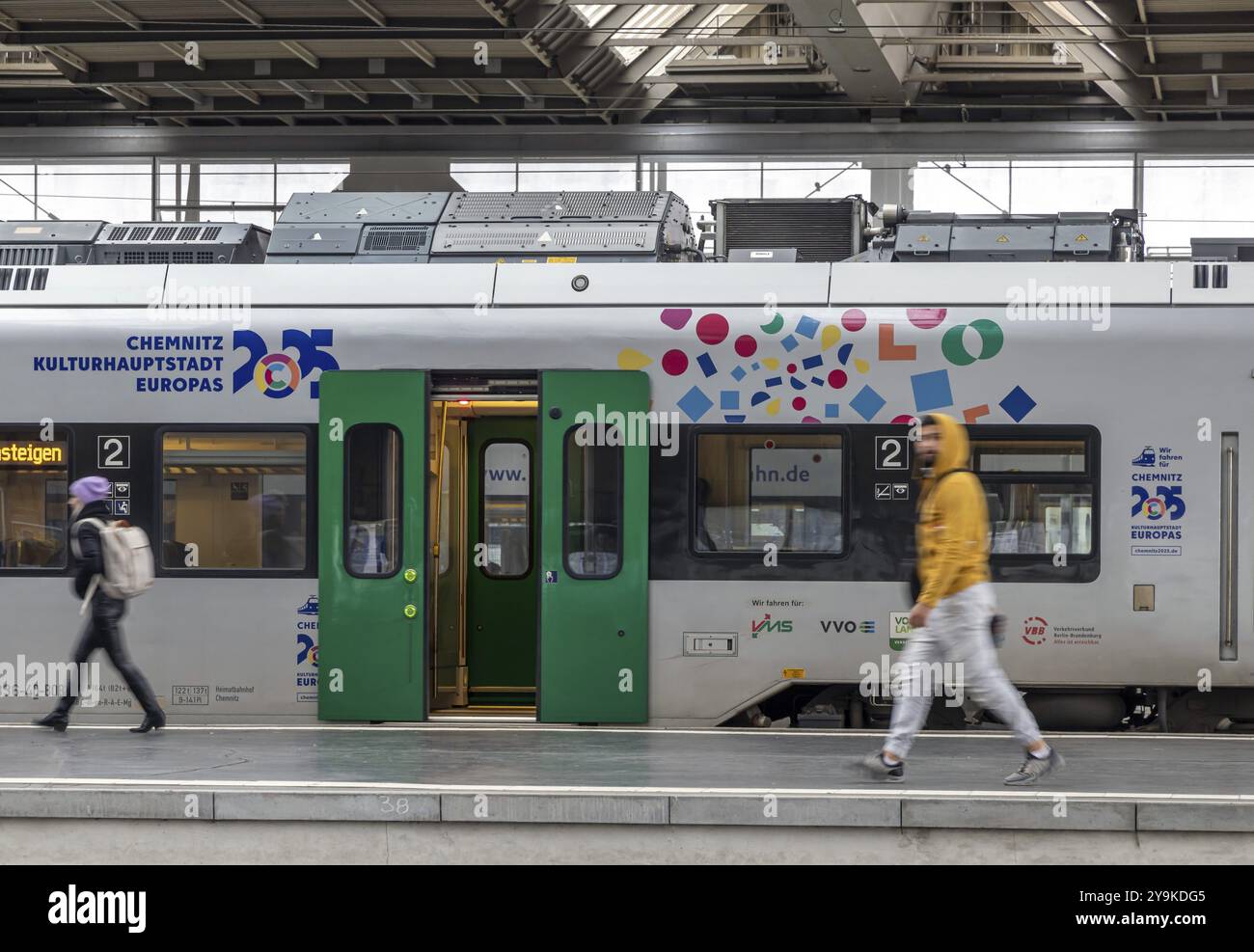 Hauptbahnhof, Werbung in einem Regionalzug für die Kulturhauptstadt Europas 2025. Chemnitz, Sachsen, Deutschland, Europa Stockfoto