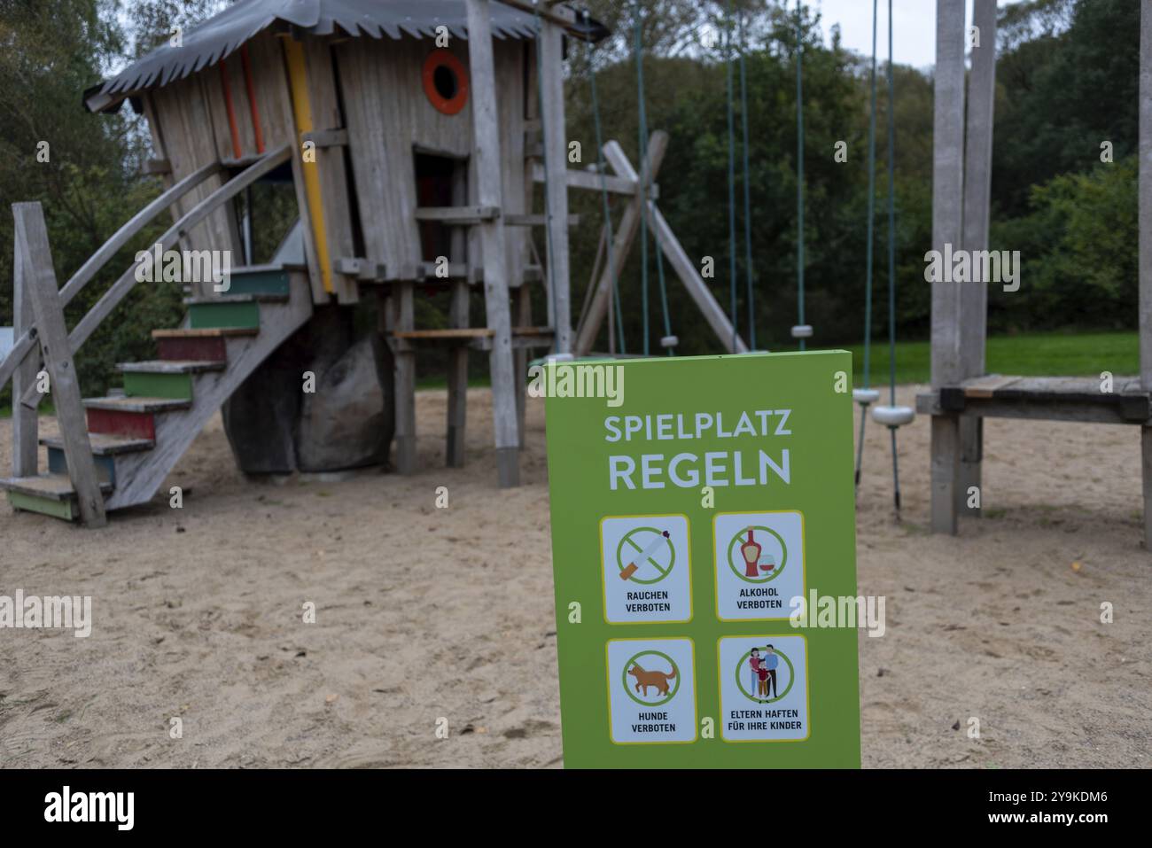 Ein Schild am Rande eines Spielplatzes weist auf die zu beachtenden Regeln hin, Ganzlin, Mecklenburg-Vorpommern, Deutschland, Europa Stockfoto
