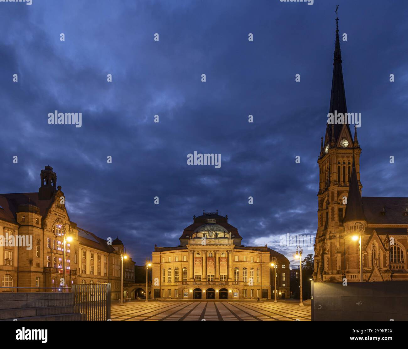 Sehenswürdigkeiten am Theaterplatz bei Nacht: Oper, Petrikirche, Hotel Chemnitzer Hof im Bauhausstil. Stadtblick von Chemnitz, Sachsen, Germa Stockfoto