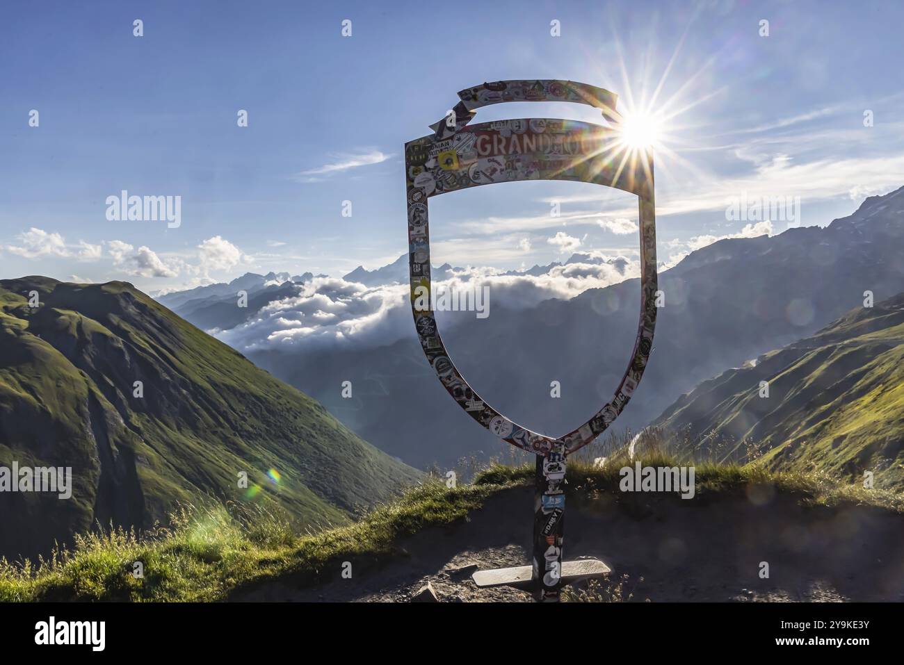 Furka Pass. Große Tour durch die Schweiz. Rundweg für Touristen zu den Höhepunkten der Schweiz, vorbei an 46 Top-Sehenswürdigkeiten, Landschaften und über fünf Stockfoto