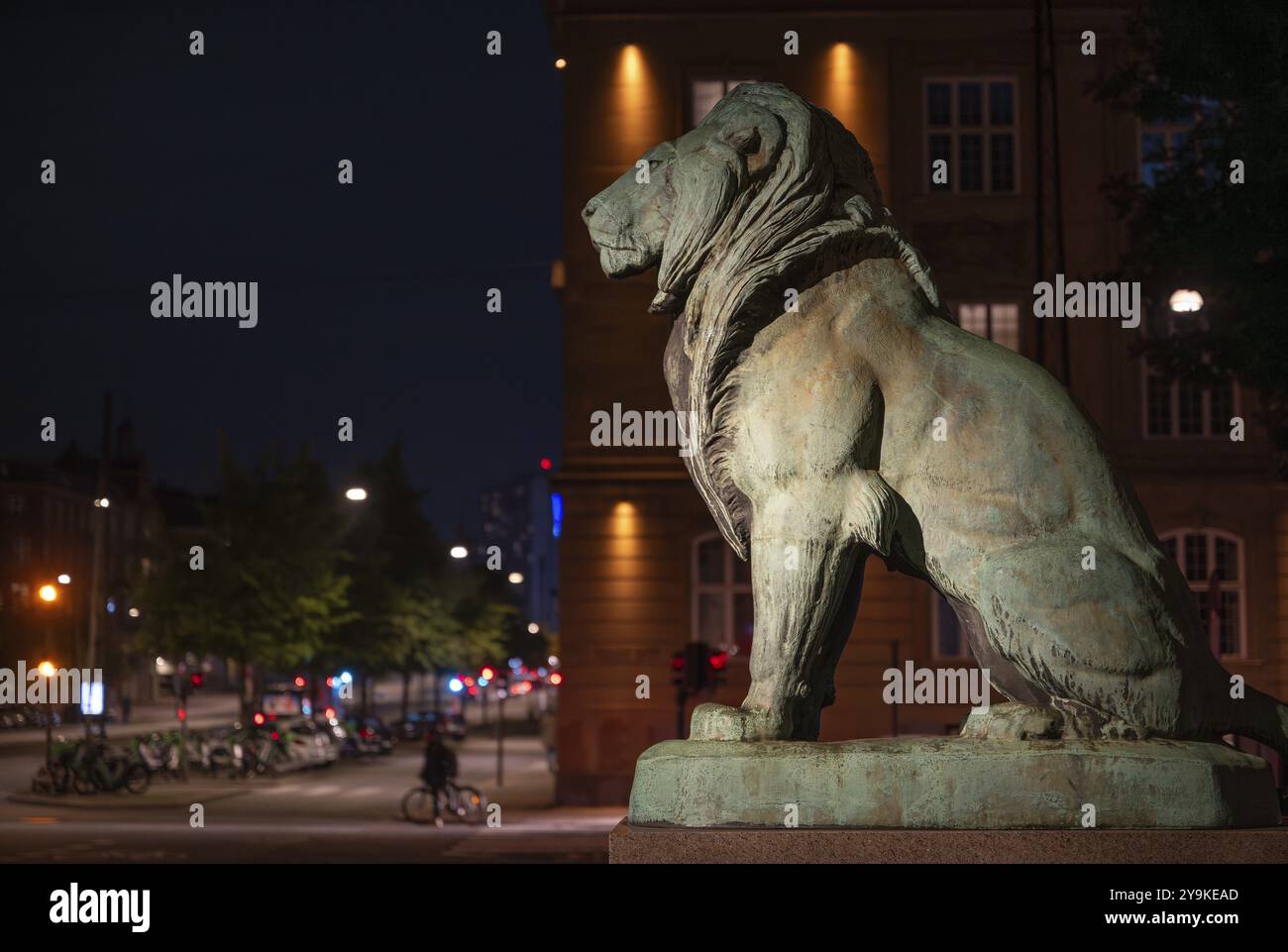 Löwenskulptur vor NY Carlsberg Glyptotek oder New Carlsberg Glyptotek am Abend, Kunstmuseum für Skulptur und Malerei, Hans Christian Ande Stockfoto